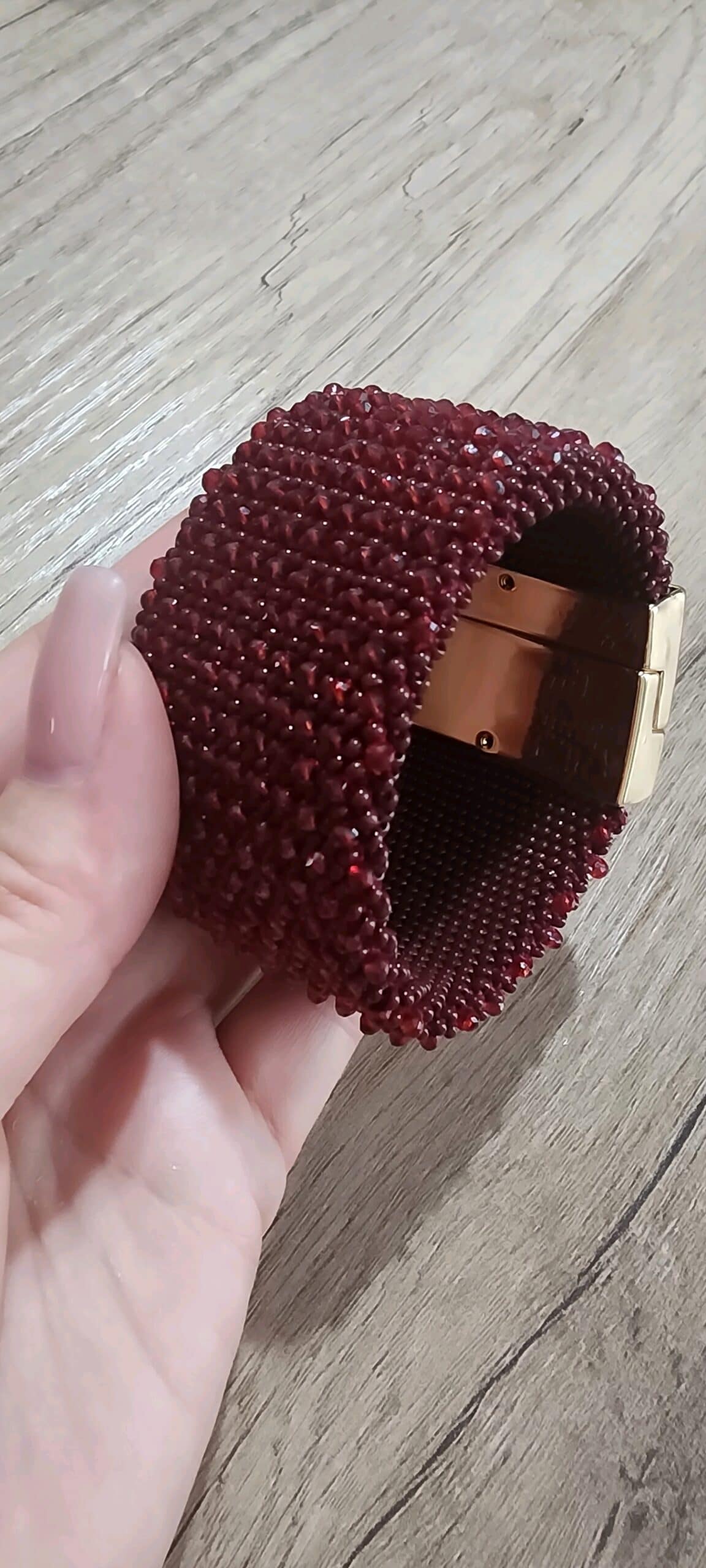 Гранатовый браслет из бисера и кристалов — изображение 4