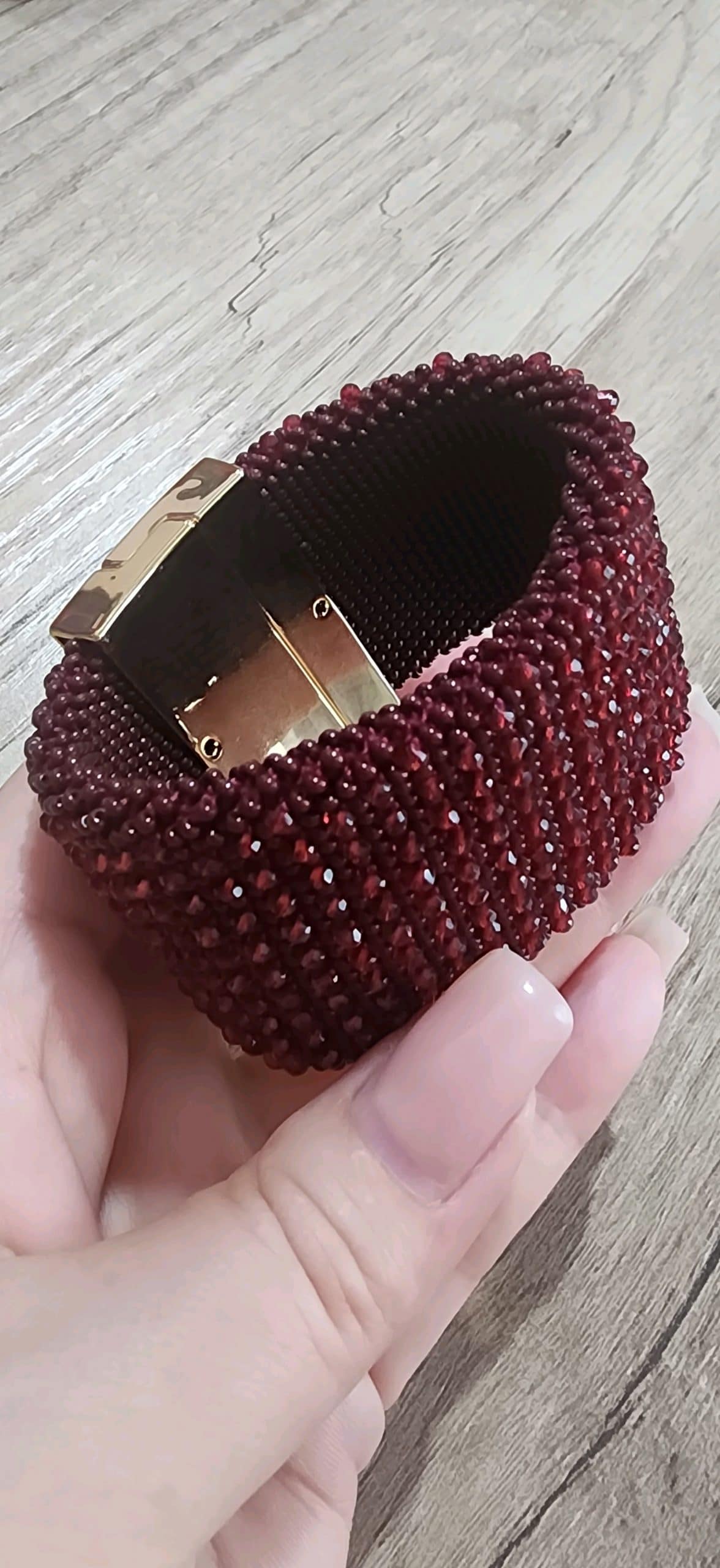 Гранатовый браслет из бисера и кристалов