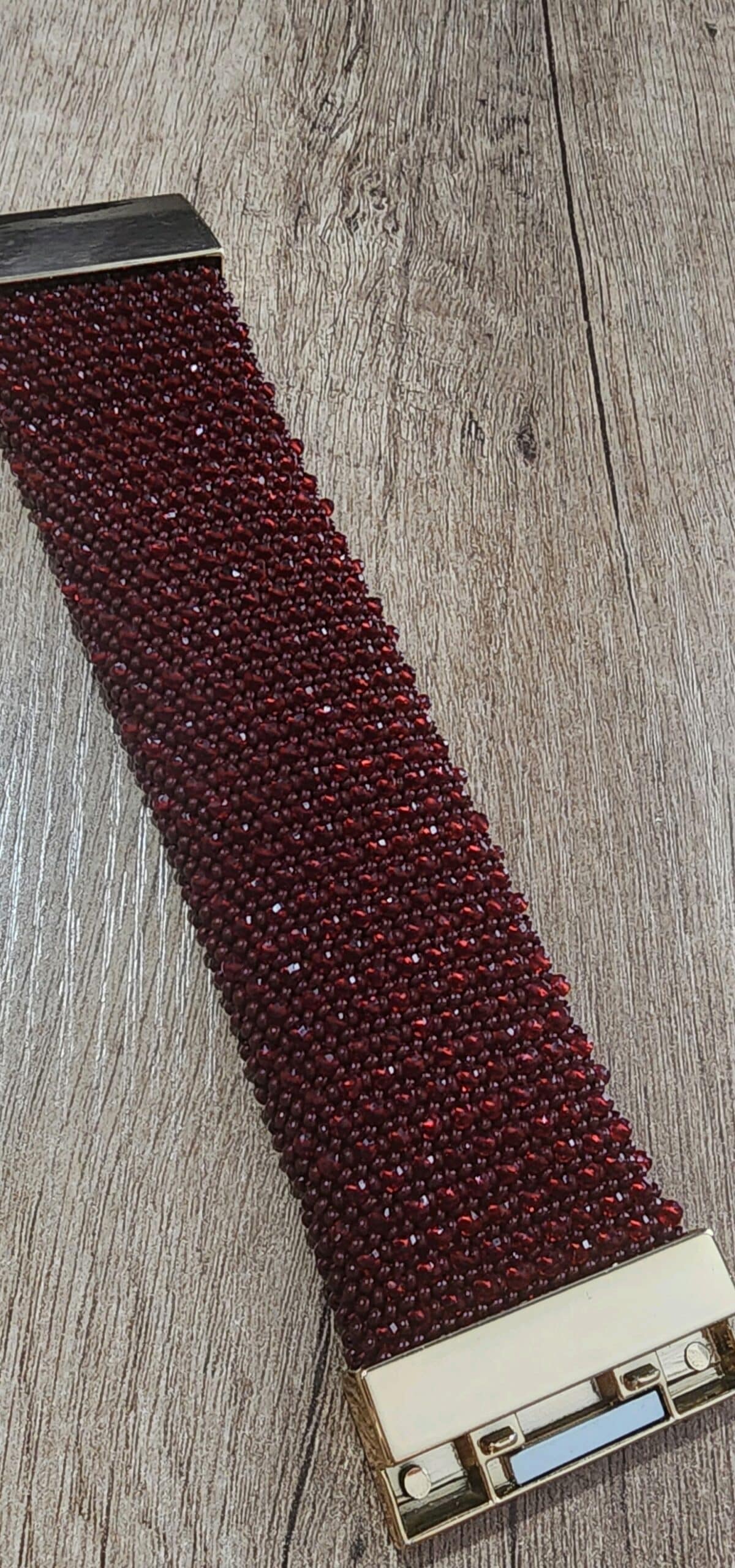 Гранатовый браслет из бисера и кристалов — изображение 5