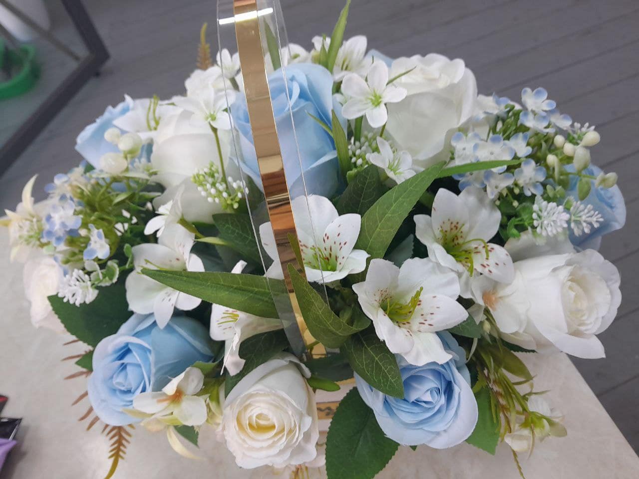 Ko‘k va oq gullardan sun’iy buket