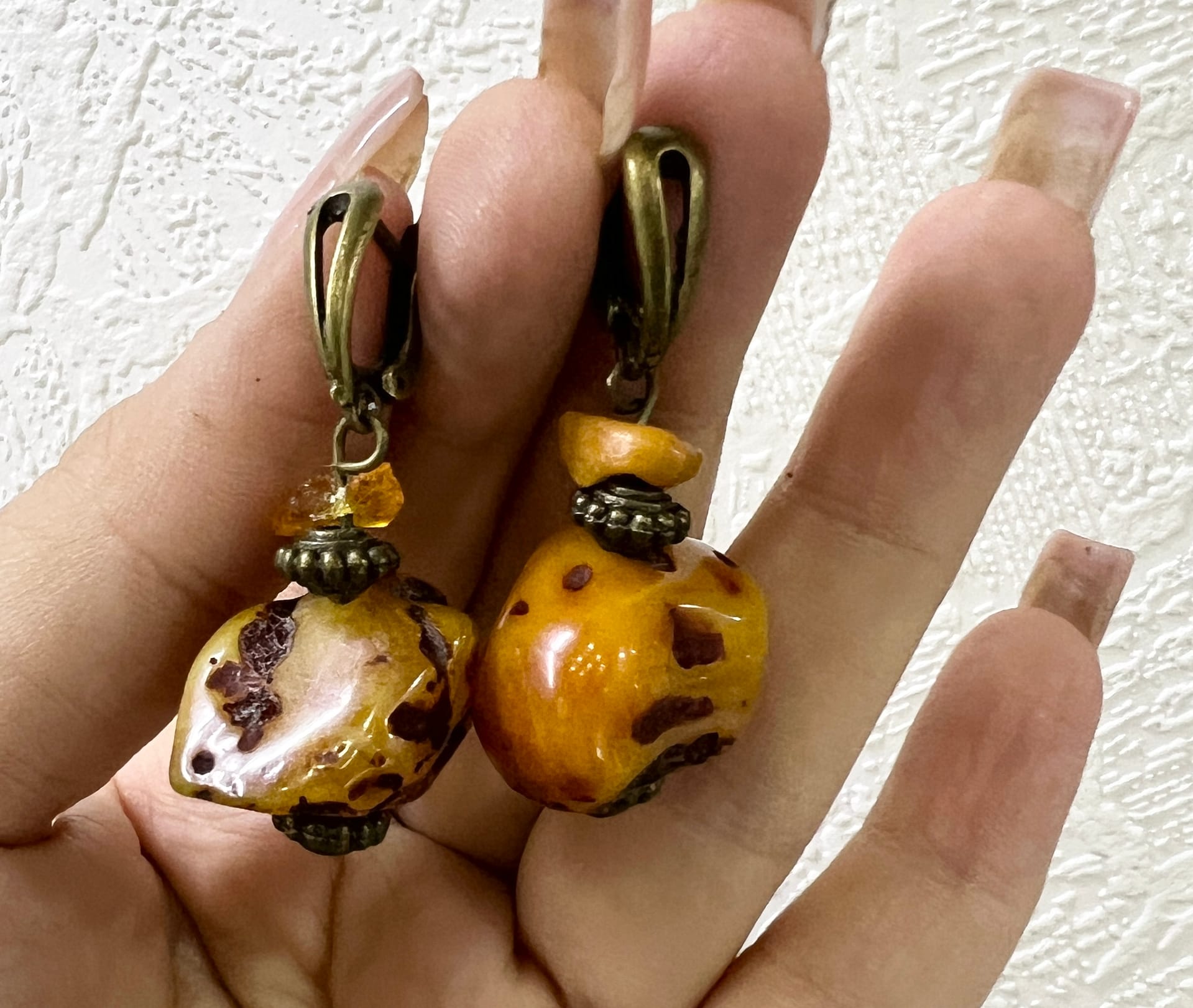 Комплект украшений из натурального янтаря и вулканической лавы — изображение 3