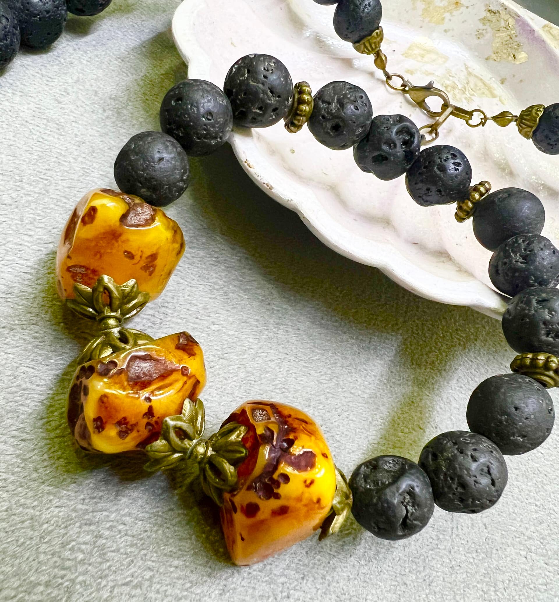 Комплект украшений из натурального янтаря и вулканической лавы — изображение 2