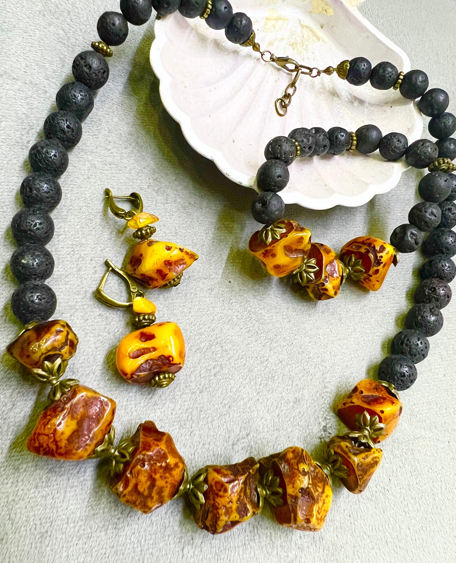 Комплект украшений из натурального янтаря и вулканической лавы