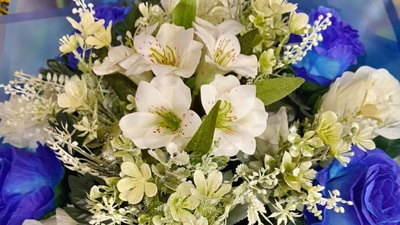 Romantik oq-ko‘k buket