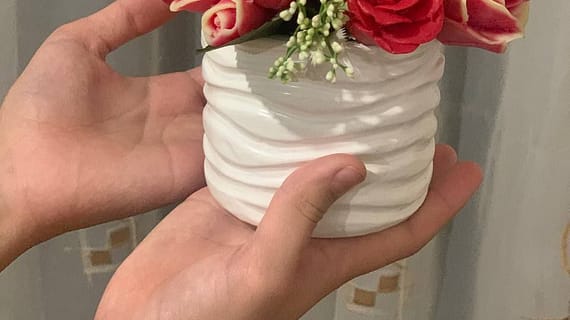 Красно-белые мыльные розы в белой вазе — настольный декор