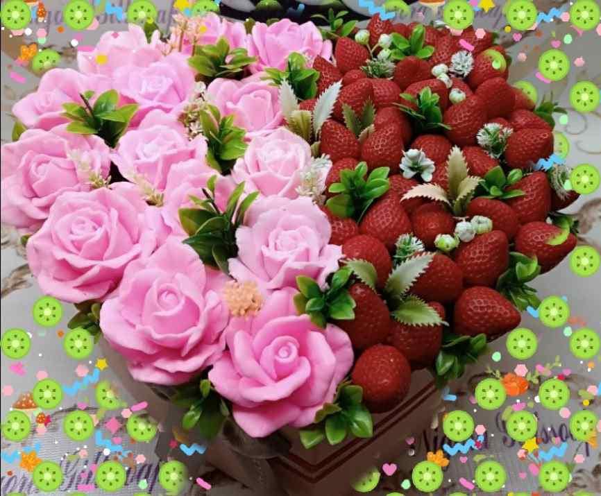 Вечные цветы — Композиция «Розы и клубника» из мыльных цветов