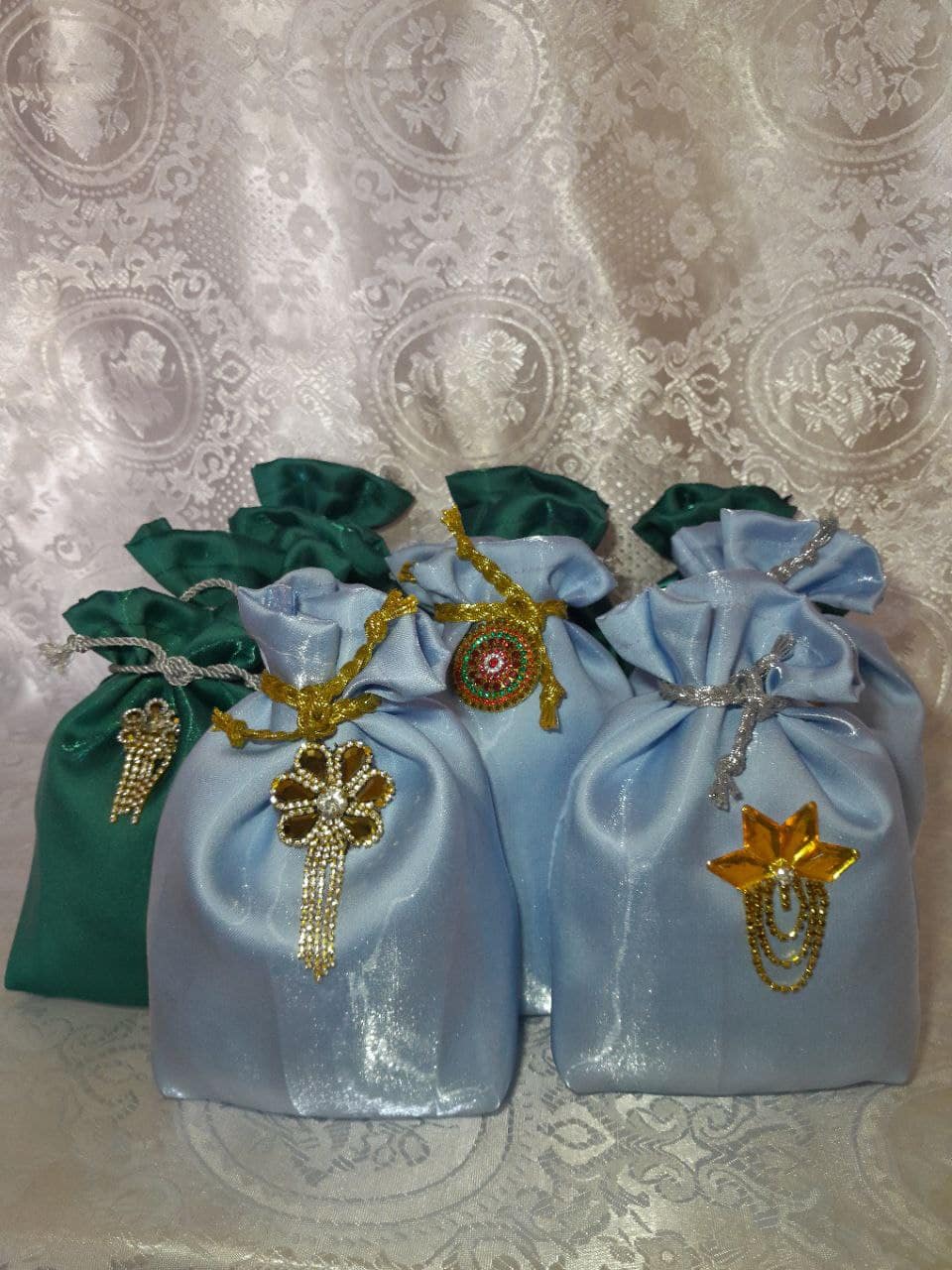 Atlas matodan tikilgan qopchalar