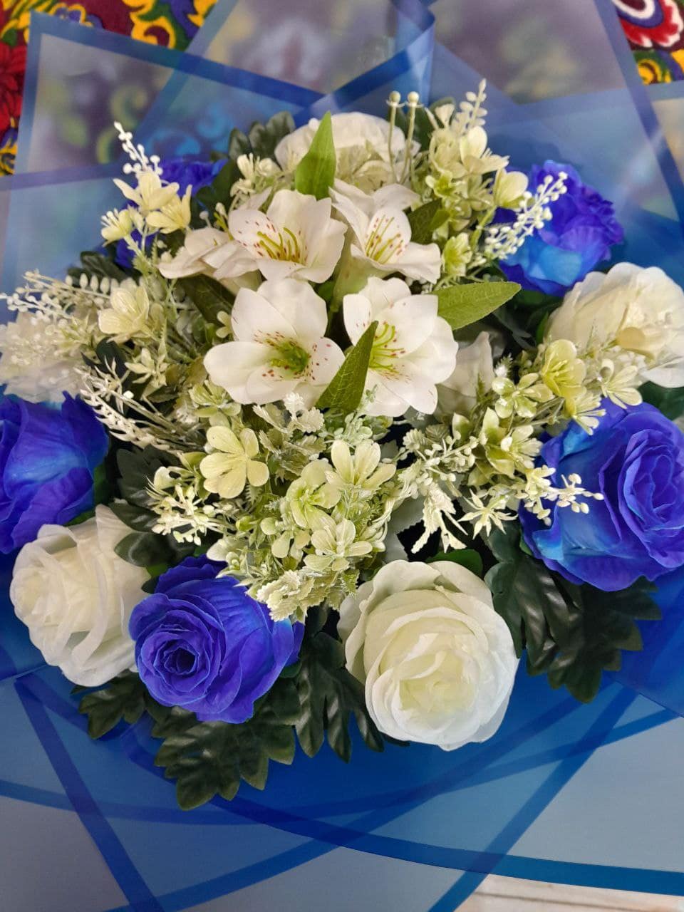 Romantik oq-ko‘k buket