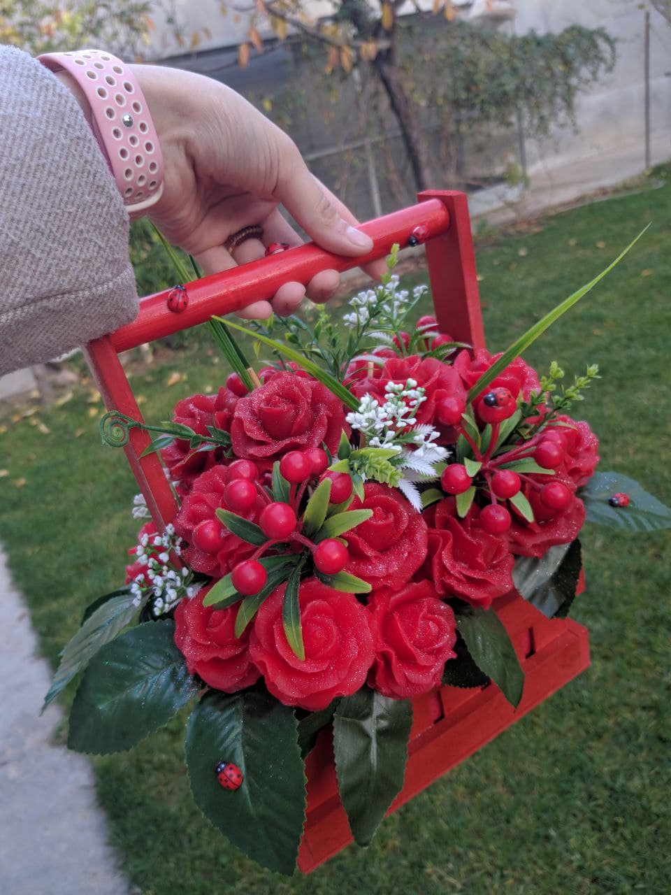 Мыльные розы в красном ящике — декор с божьей коровкой