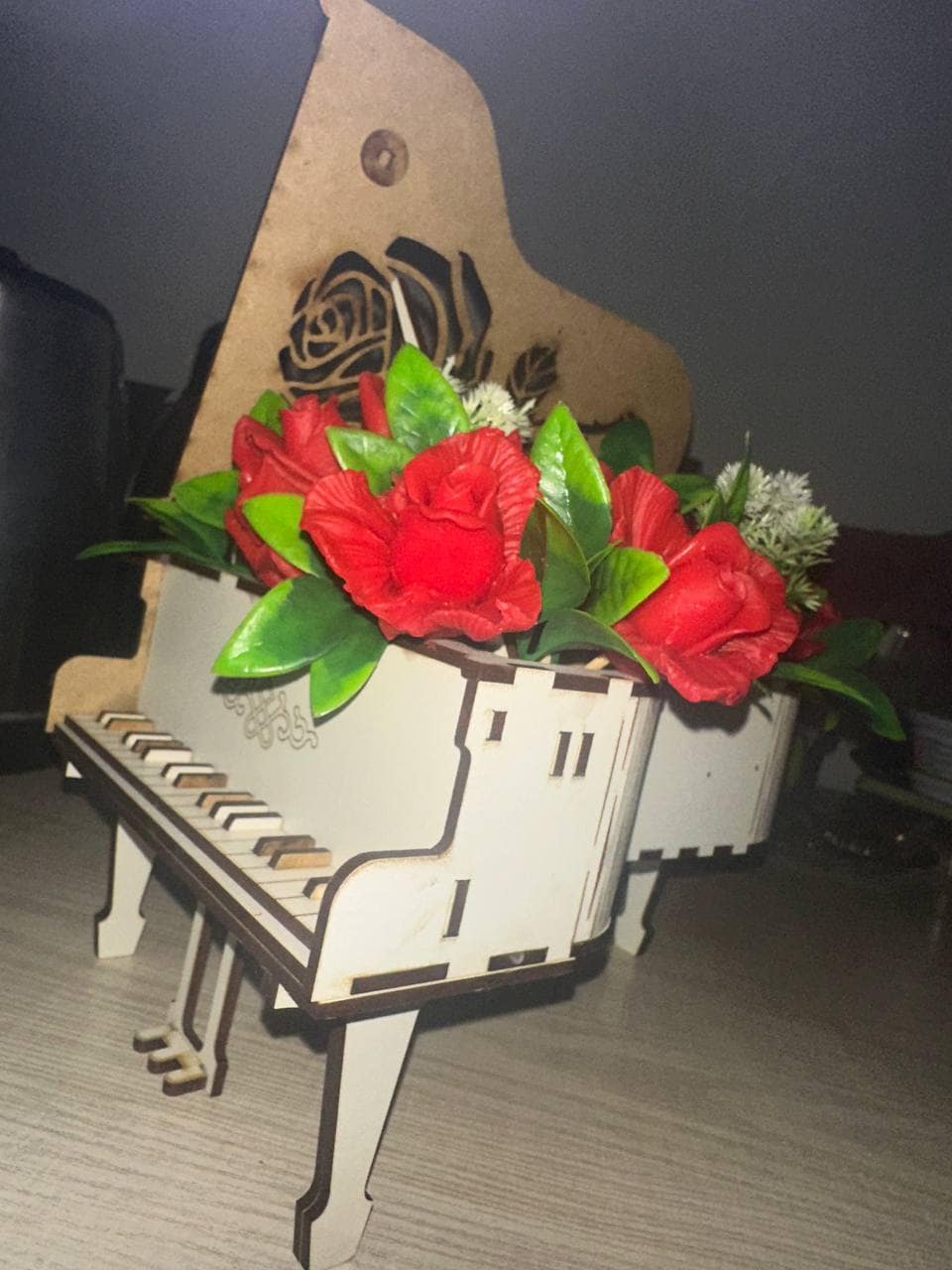 Маленькое пианино с мыльными красными розами — настольный декор