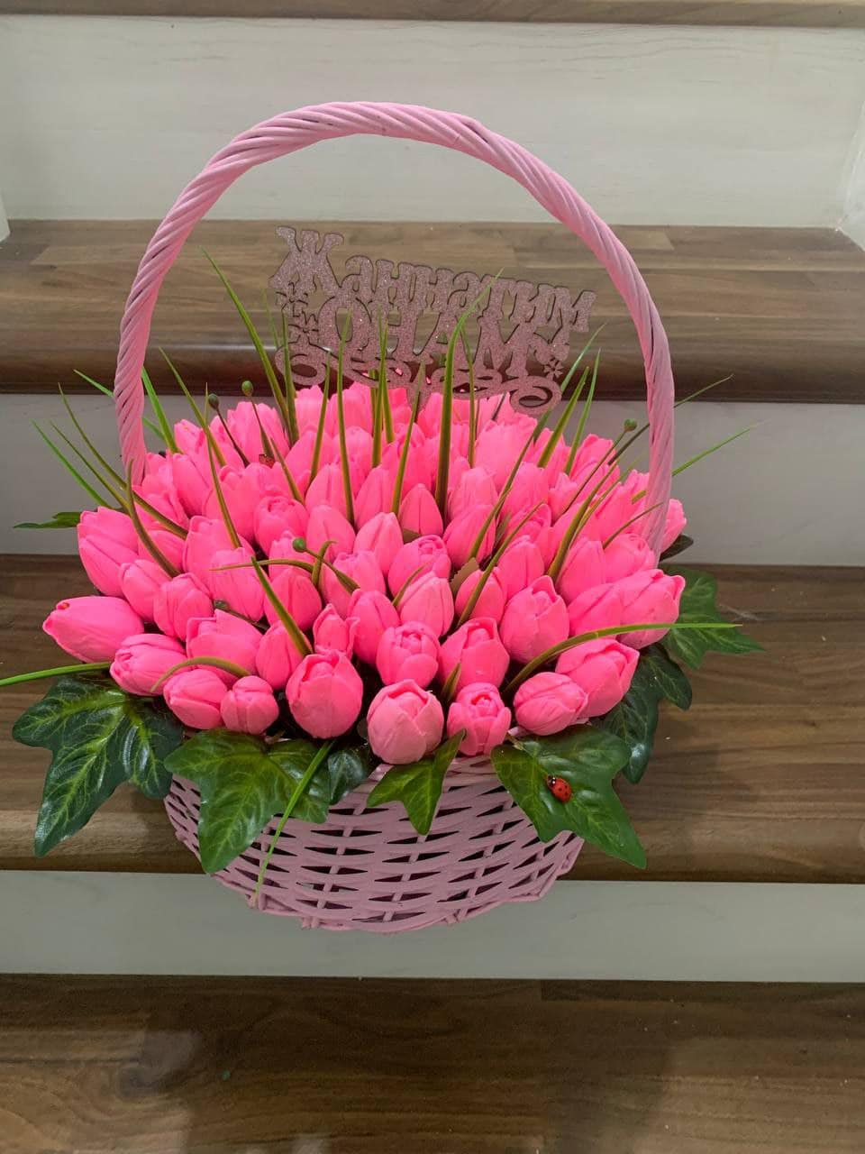 Мыльные тюльпаны в розовой корзине — букет «Для мамы»