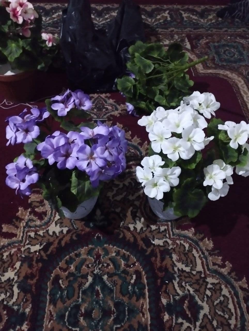 Искусственные белые и фиолетовые герани в горшках — изображение 2