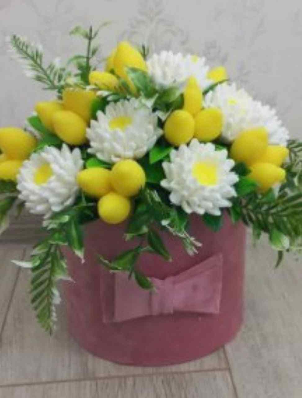 Мыльные цветы в розовой коробке — «Bow» (белые хризантемы и жёлтые бутоны)