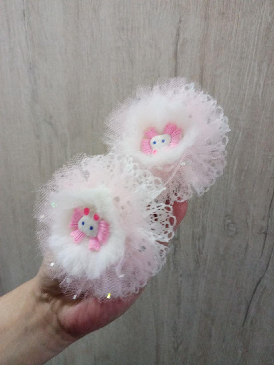 Пушистые резинки с зайчиками – кружево, фатин и мех (пара)